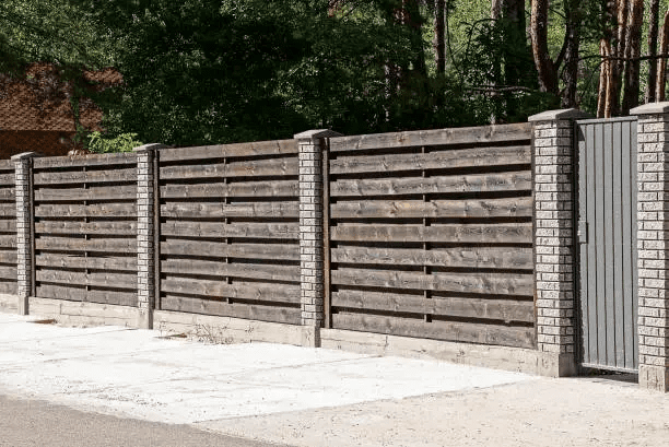 alternating-width horizontal fence