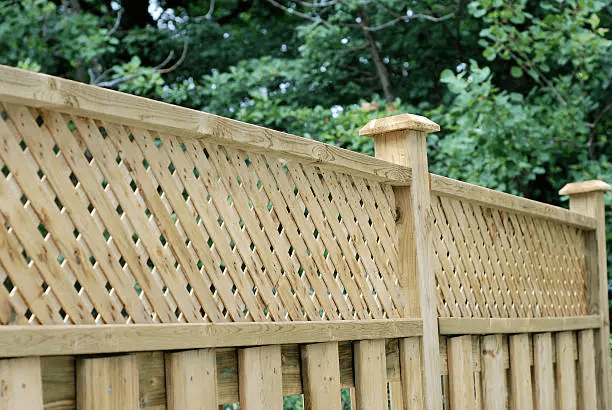 wood fence ideas, lattice-top fence