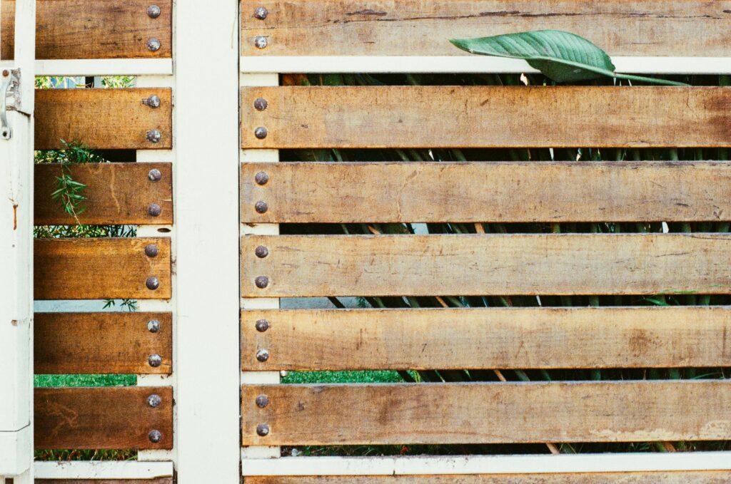 wood fence ideas, horizontal slat
